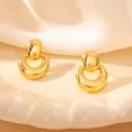 Detailopname van gouden geometrische oorbellen met ovale knopjes en holle ringhangers - Minimalistische Geometrische Ovale Holle Hanger Stijl (191)