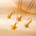 Dettaglio della collana con ciondolo a stella marina e orecchini in finitura oro 18k - Set Stella Marina