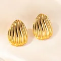 Orecchini a perno in acciaio al titanio dorato con trama verticale e forma a goccia - Orecchini a bottone con texture a conchiglia