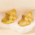 Orecchini a foglia di ginkgo placcati in oro con trama dettagliata su base di pietra - Orecchini a Lobo Foglia di Ginkgo
