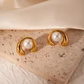 Dettaglio di orecchini a cerchio in acciaio dorato a forma di C con perle bianche - Perla Artificiale a U (BJGE1011)
