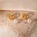 Dettaglio degli orecchini in metallo dorato intrecciato con perle bianche tonde - Pendente con Perla Artificiale (BJGE1008)