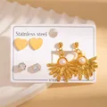 Set di orecchini in acciaio dorato 18k con cuore, strass e perle su base bianca - Set Cuore con Strass e Perla Artificiale (BJGE1213)