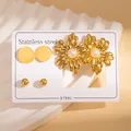 Set di tre paia di orecchini in acciaio placcato oro con fiori, perle e perni circolari - Set Fiore Traforato con Perla Artificiale (BJGE1217)