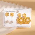 Dettaglio set orecchini in acciaio dorato 18k con trifoglio, zircone e fiori di perla - Set Quadrifoglio con Strass e Perla (BJGE1219)