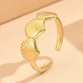 Anillo ajustable de acero inoxidable dorado con tres motivos de conchas marinas de - Vieira Curva / Dorado