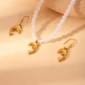 Elegante Gold-Delfin-Halskette mit passenden Ohrringen und weißen Perlen-Details - Delphin (Halskette Und Ohrringe)