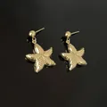 Orecchini a stella marina dorati con texture dettagliata e perle in stile oceanico - Orecchini a Goccia Stella Marina (BJ182)