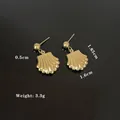 Orecchini a perno a forma di conchiglia dorata con ciondolo strutturato e metallo lucido - Orecchini a Bottone a Ventaglio (BJ179)