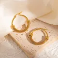 Elegante goldene Rundohrringe mit gewebter Netzstruktur und Schnappverschluss - Creolen mit Netzgeflecht