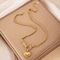 Polierte goldene 3D-Herz-Halskette mit U-Gliederkette auf Leder-Schmucktablett - Herz Halskette 029 Nur