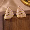 Boucles d'oreilles triangles en titane avec émail marbré rose et détails dorés - Style Triangle Irrégulier (FYD6076EH-pink)