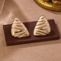 Boucles d'oreilles triangulaires vintage en acier doré avec émail blanc et rayures - Style Triangle Irrégulier (FYD6076EH-white)