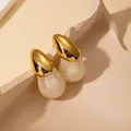 Orecchini vintage a goccia in metallo dorato e resina marmorizzata color crema - Goccia d'Acqua Bianco (E0394)