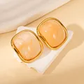 Orecchini a perno quadrati vintage in acciaio dorato con intarsio in resina ambrata - Quadrato Arancione (E0399)
