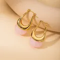 Orecchini a U in acciaio inossidabile dorato con pietre in resina rosa - Curvo Rosa (E0526)