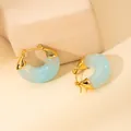 Eleganti orecchini a cerchio a C placcati oro con intarsio in resina marmorizzata blu - Geometrico Blu (E0523)