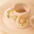 Orecchini a C irregolari in metallo dorato e resina color crema dal design moderno - Bianco Curvo (E0524)