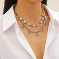 Dettaglio collana a strati con perle, catena cubana e pendenti a croce scintillanti - Collana a Doppio Strato Argento