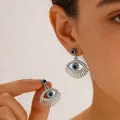 Exotische zilveren boze oog oorbellen met kwastjes en glinsterende diamant inleg - Hangoorbellen / Zilver