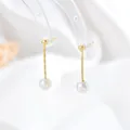 Dettaglio di orecchini a pendente con perle, placcatura in oro e perni in argento S925 - Stile Perla Tonda Oro