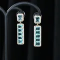 Orecchini pendenti placcati oro con zirconi blu micro-pavé e perni in argento S925 - Oro Smeraldo