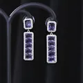 Dettaglio di orecchini pendenti con zirconi viola e cristalli micro-pavé su argento - Argento Viola