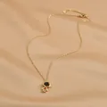 Macro di ciondolo astronauta placcato oro con chiusura a cuore su sfondo di seta - Oro (XL62410)