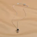 Dettaglio della collana con astronauta argento e piccolo cuore rosso su raso - Argento (XL62410)