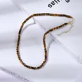 Macro di perle cilindriche in occhio di tigre e distanziatori dorati su una collana - Stile Occhio di Tigre Marrone Dorato(XL896047)