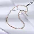 Macro dettaglio della collana di perle boho fatta a mano con chiusura a moschettone dorata - Stile Rosa-Marrone(XL896053)
