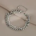 Dettaglio del bracciale a doppio strato con catena cubana argento e perline traslucide sottili - Stile Perline Bianche in Metallo Argentato (SL89354)