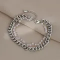 Dettaglio del bracciale a doppia catena argento con perline rosa e chiusura a moschettone - Stile Perline Rosa in Metallo Argentato (SL89354)