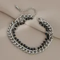 Dettaglio del bracciale a doppio strato in argento con cristalli neri sfaccettati e chiusura - Stile Perline Nere in Metallo Argentato (SL89354)