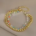 Primo piano del bracciale a doppia catena dorata con perline opache colorate e chiusura - Stile Perline Colorate in Metallo Dorato (SL89354)