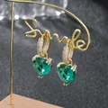 Eleganti orecchini a cuore con smeraldo verde e zirconi bianchi con finitura dorata - Oro Verde