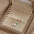 Dettaglio della collana a cuore in oro rosa con smalto blu e cristallo rettangolare - Oro rosa