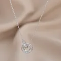 Elegante collana in argento con doppi anelli intrecciati e zirconi incastonati - Argento