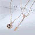 Dettaglio della collana in oro rosa con pendente in zircone e targhetta in acciaio inox - Stile Geometrico Croce Rotonda (XL60701) / Oro rosa