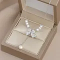 Dettaglio ciondolo a quadrifoglio in argento con zirconi micro e perle bianche - Argento