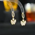 Eleganti orecchini a farfalla in argento S925 dorato con zirconi su sfondo scuro - Stile Pendente Farfalla (ED62202) / Oro