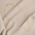 Detail van vergulde ketting met maan en ster hanger en zirkoon op zijden stof - Goud