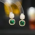 Dettaglio di orecchini vintage con smeraldo a taglio quadrato e zirconi bianchi - Stile Pietra Verde Smeraldo (ED65626) / Oro