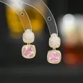 Dettaglio di orecchini d'oro con pietre rosa quadrate e grappoli di diamanti scintillanti - Stile Pietra Rosa (ED65626) / Oro