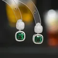 Dettaglio di orecchini con smeraldo quadrato e micro zirconi incastonati su argento - Stile Pietra Verde Smeraldo (ED65626) / Argento