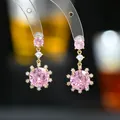 Dettaglio macro di orecchini a fiocco di neve con zirconi rosa, placcatura oro e halo - Stile Oro Rosa (ED66215)