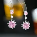 Vue macro détaillée de boucles d'oreilles pendantes en zircon rose avec aiguille en argent S925 - Style Argent Rose (ED66215)