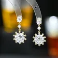 Orecchini a fiocco di neve dorati con brillanti cristalli di zircone e montatura pavé - Stile Oro (ED66215)