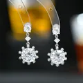 Vista macro di orecchini a pendente in argento S925 con cristalli tondi trasparenti - Stile Argento (ED66215)