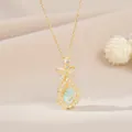 Dettaglio del pendente a fiocco dorato con pietra blu a goccia e zirconi bianchi - Oro (XL63173)